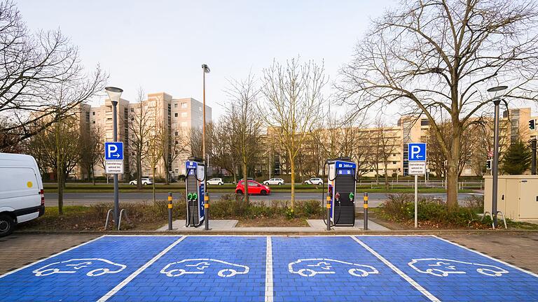 Leere Parkplätze  für Elektroautos       -  Leere Parkplätze  für Elektroautos