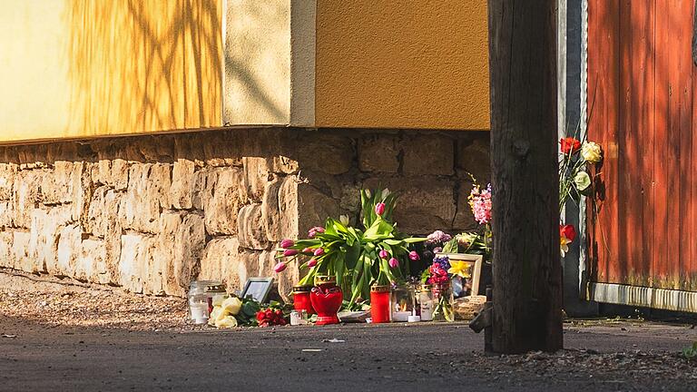 Nach dem Fund von vier Toten im Weimarer Land       -  Vor dem Tathaus in Klettbach (Weimarer Land) drückten Menschen ihr Mitgefühl aus, indem sie Blumen und Kerzen aufstellten.