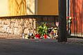 Nach dem Fund von vier Toten im Weimarer Land       -  Vor dem Tathaus in Klettbach (Weimarer Land) drückten Menschen ihr Mitgefühl aus, indem sie Blumen und Kerzen aufstellten.