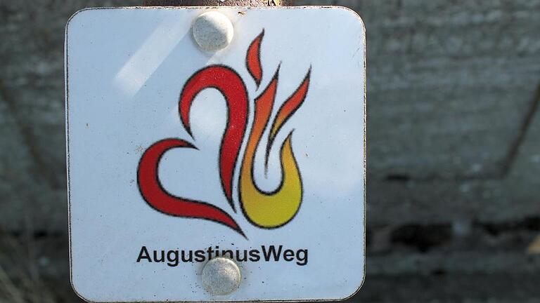 Augustinusweg: Das flammende Herz ist das Erkennungszeichen, stets zu finden auf den Wegweisern. JÜRGEN HAUG-PEICHL