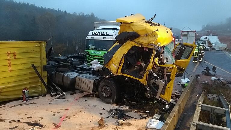 Schwerer Verkehrsunfall auf der A 3 am Donnerstagmorgen zwischen Marktheidenfeld und Rohrbrunn mit mehreren Lkw. Foto: Berthold Diem