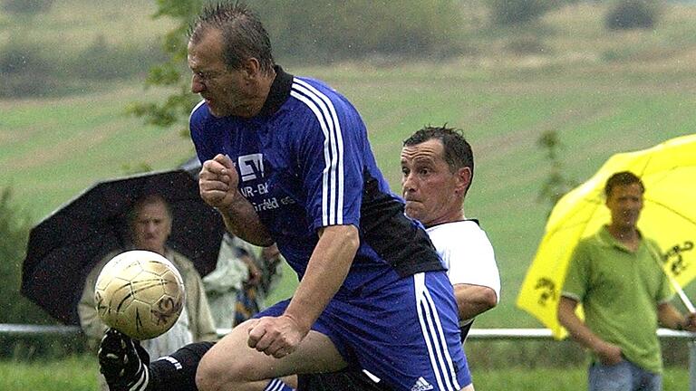 Im Jahr 2005 stand Roland Geisler (blaues Trikot) noch als Außenverteidiger für den TSV Unsleben auf dem Fußballplatz. Mittlerweile hilft er als Torhüter aus, wenn Not am Mann ist.