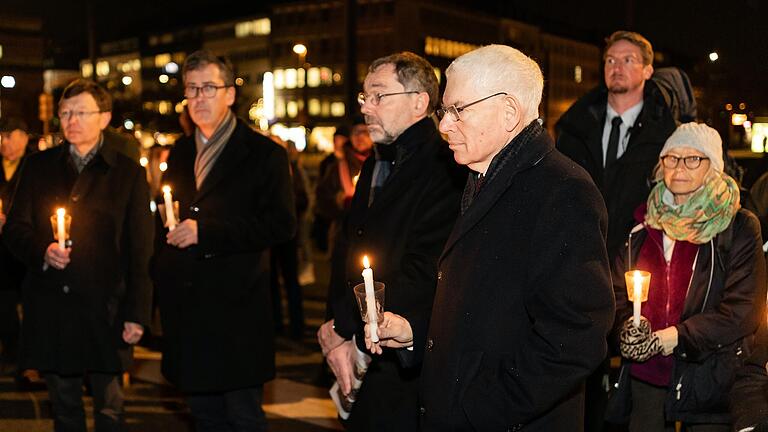 Ermittlungen zu Anschlägen auf jüdische Einrichtungen in Nordrhein-Westfalen: Die Schutzmaßnahmen für den Würzburger Josef Schuster, Vorsitzender des Zentralrats der Juden, wurden deshalb noch einmal verstärkt.&nbsp; Das Foto zeigt ihn an diesem Montag am&nbsp;Gedenkort Deportationen am Hauptbahnhof in Würzburg.&nbsp;