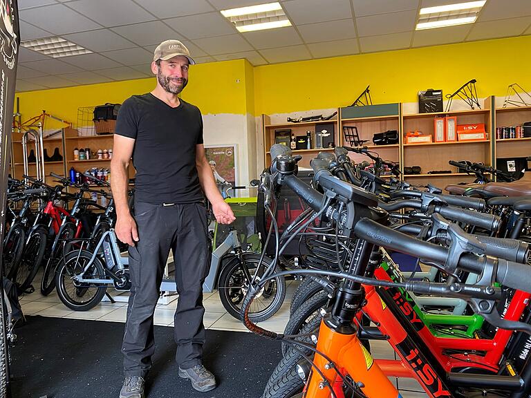 'Das Schrauben an den neuen E-Bikes ist der sauberere Job; doch auch alte, gut gepflegte Räder liegen mir am Herzen.' Volker Rosenberger betreibt seit 1988 seine Werkstatt mit Verkauf in Karlstadt.