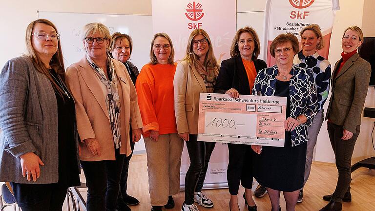 Scheckübergabe im Bischof-Stangl-Haus (von links): Melanie Stoll, Doris Engelhardt, Isabelle La Cour, Anne Wolf-Montag, Andrea Kittel, Martina Gießübel MdL, Klara Weigand, Susanne Reck und Melanie Polland.
