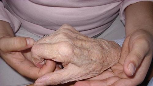 Pflegen ist nicht einfach. Die psychische Belastung kann manchmal so groß werden, dass sie zu Aggressionen führt. - Pflegen ist nicht einfach. Die psychische Belastung kann manchmal so groß werden, dass sie zu Aggressionen führt. Pflegen ist nicht einfach. Die psychische Belastung kann manchmal so groß werden, dass sie zu Aggressionen führt. - Pflegen ist nicht einfach. Die psychische Belastung kann manchmal so groß werden, dass sie zu Aggressionen führt.