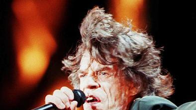 Galeriebildtext: Mick Jagger in Aktion beim Auftaktkonzert der neuen Rolling Stones Tournee, die unter dem Titel ¦Bridges to Babylon¬, am 23.09.1997 im Soldier Field in Chicago. Die gleichnamige Album wird am Montag (29.09.1997) auf den Markt kommen und - laut Jagger - zeigen, daß die Stones auf der Höhe der Zeit sind und wieder so zusammengefunden hat wie zuletzt mit ¦Dirty Work¬ 1984. dpa - COLORplus -