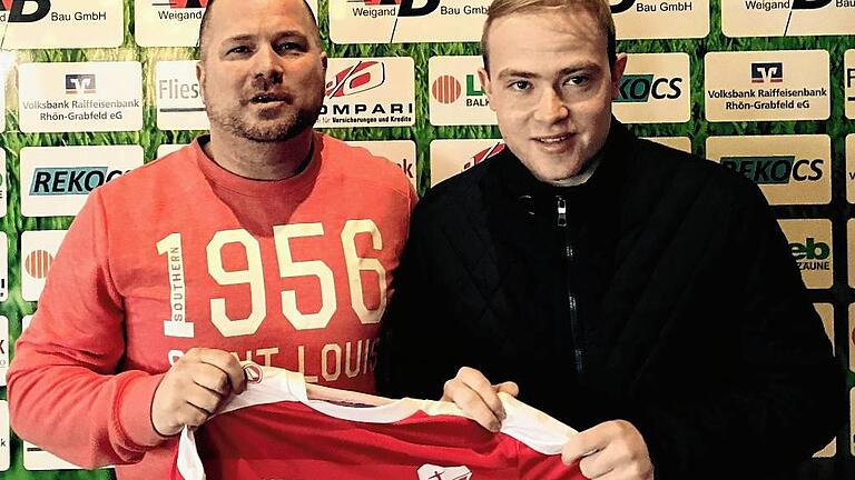 Matthias Gerhardt kehrt zum TSV Aubstadt zurück - Matthias Gerhardt (links) kehrt zum TSV Aubstadt zurück. Der 41-jährige Ex-Profi, derzeit Coach des Kreisklassisten FC Rottershausen, folgt im Sommer auf Günter Schirling als Trainer der zweiten Mannschaft des Bayernligisten. Er unterschrieb für zwei Jahre und wird, so Aubstadts Vorstandsmitglied Philipp Müller (rechts) in einer Pressemitteilung, auch dem „Trainerstab der Bayernligamannschaft mit Rat und Tat zur Seite stehen und beim Aufbau unserer Jugendakademie JFG Grabfeld mithelfen.“ Matthias Gerhardt kehrt zum TSV Aubstadt zurück - Matthias Gerhardt (links) kehrt zum TSV Aubstadt zurück. Der 41-jährige Ex-Profi, derzeit Coach des Kreisklassisten FC Rottershausen, folgt im Sommer auf Günter Schirling als Trainer der zweiten Mannschaft des Bayernligisten. Er unterschrieb für zwei Jahre und wird, so Aubstadts Vorstandsmitglied Philipp Müller (rechts) in einer Pressemitteilung, auch dem „Trainerstab der Bayernligamannschaft mit Rat und Tat zur Seite stehen und beim Aufbau unserer Jugendakademie JFG Grabfeld mithelfen.“