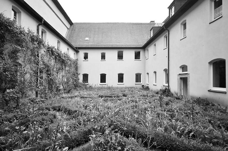 Der ehemalige Klostergarten wurde in einen großen Speisesaal umgewandelt. Der ehemalige Klostergarten wurde in einen großen Speisesaal umgewandelt.
