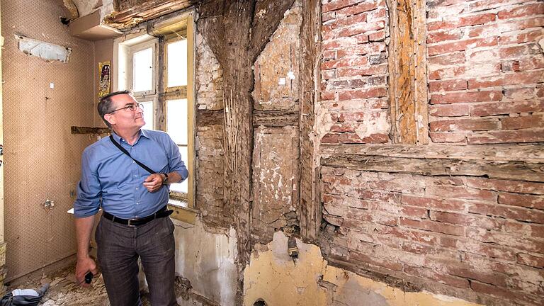 Blick in die Vergangenheit: Denkmalpfleger Hans-Christof Haas vor einer der ältesten Wände im Anwesen Anton-Niedermeier-Platz 5. Blick in die Vergangenheit: Denkmalpfleger Hans-Christof Haas vor einer der ältesten Wände im Anwesen Anton-Niedermeier-Platz 5.