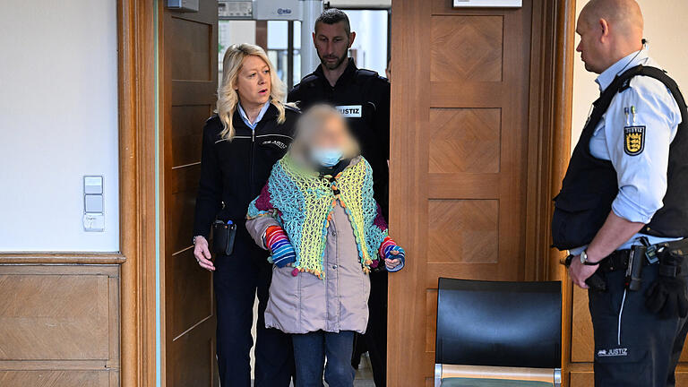 dpa_5FAC82003919CA74.jpg - Edith S. wird in Schwäbisch Gmünd in den Gerichtssaal geführt. Die 86-Jährige ist unter anderem wegen Mordes angeklagt. dpa_5FAC82003919CA74.jpg - Edith S. wird in Schwäbisch Gmünd in den Gerichtssaal geführt. Die 86-Jährige ist unter anderem wegen Mordes angeklagt.