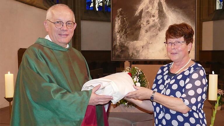 Nach ihrer letzten Predigt gab Erika Gerspitzer ihr liturgisches Gewand an Dekan Gerhard Spöckl zurück.