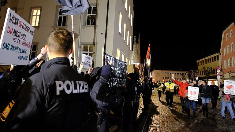 Die andauernden Demonstrationen in Bad Neustadt und Bad Königshofen rufen auch Unmut bei den Anwohnern hervor. Bei dem Foto handelt es sich um ein Archivbild vom Februar 2022. Bei der Montagsdemo in Bad Neustadt fand auch eine Gegendemo statt.