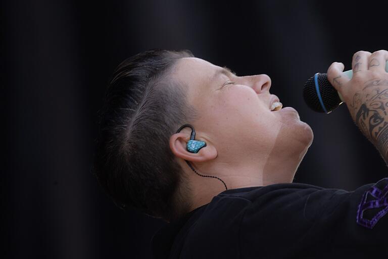 Kerstin Ott machte auf der vorletzten Station ihrer Sommertour auf Schloss Eyrichshof halt. 2500 Fans waren begeistert von ihrem Mix aus Pop, Dance, Folk und Schlager. Kerstin Ott machte auf der vorletzten Station ihrer Sommertour auf Schloss Eyrichshof halt. 2500 Fans waren begeistert von ihrem Mix aus Pop, Dance, Folk und Schlager.