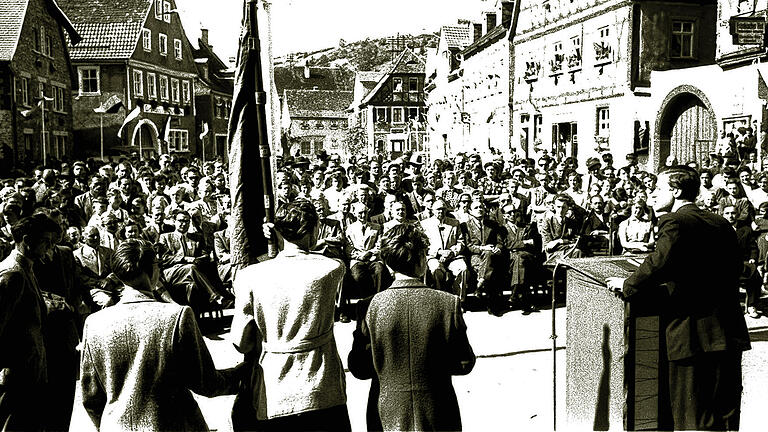 Der große Tag: Viele hundert Menschen, unter ihnen viele junge, kamen am 30. August 1953 auf den Röttinger Marktplatz, um bei der Proklamation zur Europastadt dabei zu sein. Der große Tag: Viele hundert Menschen, unter ihnen viele junge, kamen am 30. August 1953 auf den Röttinger Marktplatz, um bei der Proklamation zur Europastadt dabei zu sein.