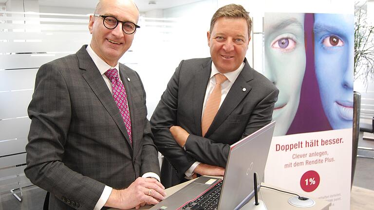 Marcus Lingel, persönlich haftender Gesellschafter der Merkur Bank (rechts), und Andreas Maurer als Geschäftsleiter in Hammelburg freuen sich ein Jahr nach der Übernahme der Bank Schilling über die Geschäftsentwicklung.