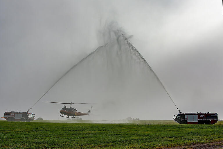 Abschied aus Niederstetten : Die Flugplatzfeuerwehr spritzt eine letzte Abschiedsfontäne.