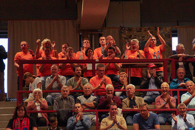 Die Ping-Pong-Ultras an ihrem Stammplatz in der Halle Die Ping-Pong-Ultras an ihrem Stammplatz in der Halle