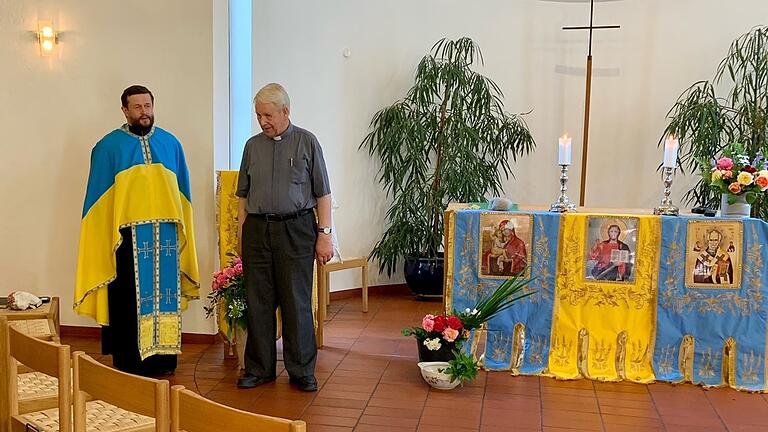 Pfarrer i. R. Martin Oeters (rechts) begrüßt Pfarrer Artem Bondarenko vor Beginn des Gottesdienstes in der Wiesentheider Gnadenkirche.