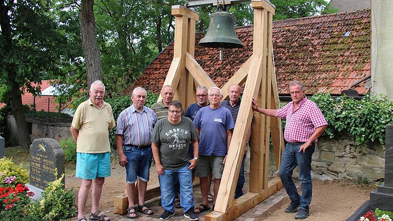 Werner Krug, Wilhelm Geuder, Heinz Guckenberger, Björn Krug, Dieter Schurz, Manfred Busch, Manfred Oehler und KV-Vertrauensmann Rudi Albrecht vor dem Läutgestell.