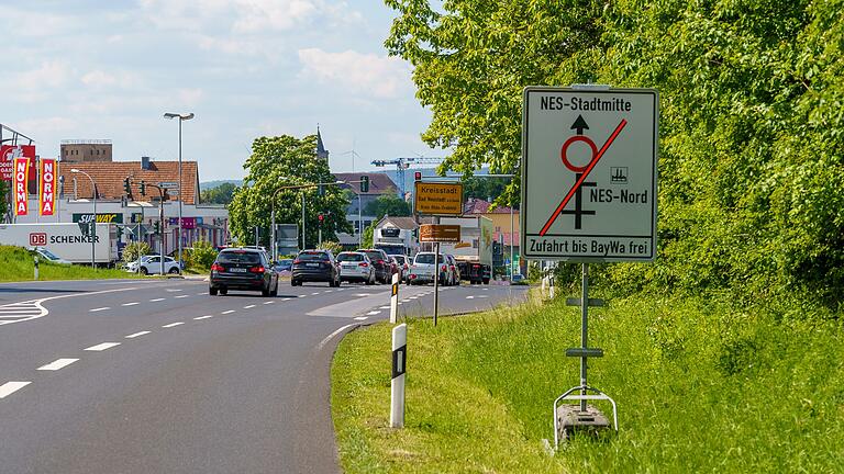 Die Vorbereitung auf den am Montag beginnenden Umbau der BayWa-Kreuzung laufen auf Hochtouren. Die Umleitungsschilder stehen bereits.