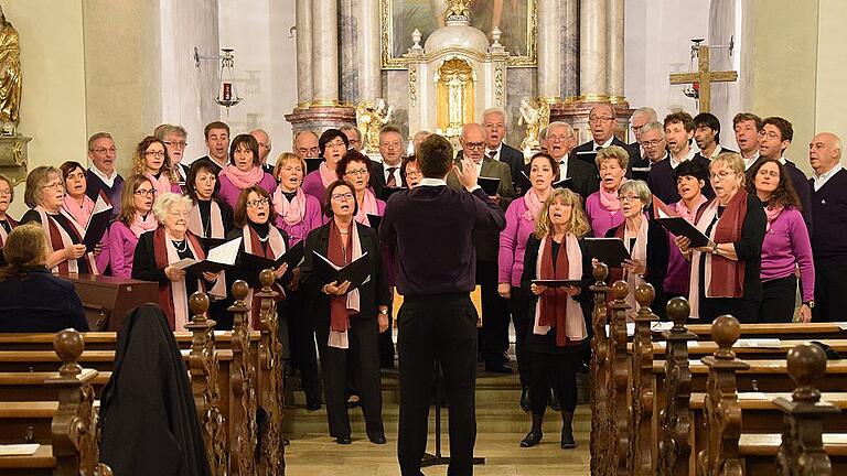 Besuch aus dem Trentino &ndash; Musik und Gesang verbindet Menschen und Nationen       -  (steve)   Musik überwindet  Grenzen, Musik und Gesang verbindet Menschen und Nationen. Das erlebten die Zuhörer und Gäste beim  gemeinsamen Chorkonzert des Coro Vigolana in Theilheim aus der Partnerschaftsgemeinde Vigolo Vattaro aus dem Trentino in Italien. Eingeladen zu diesem Event hatten der &bdquo;Freundeskreis Theilheim-Vigolo Vattaro&ldquo; und der Gesangverein Liederkranz Theilheim. Vorsitzende der beiden Vereine sind Siegfried Faulhaber und Bürgermeister Hubert Henig. Sie freuten sich sich über eine voll besetzte Kirche. Siegfried Faulhaber erinnerte an die erste Begegnung 2014 in Vigolo Vattaro mit dem Coro Vigolana. Beim damaligen gemeinsamen Konzert wurden freundschaftliche Bande zwischen beiden Chören geknüpft. Der Coro Vigolana ist weit über die Grenzen der Hochebene der Vigolana hinaus bekannt. Fast jedes Jahr gastiert er bei mehrtägigen Chorreisen in europäischen Städten. Stationen dieser Chorreisen waren Budapest, Innsbruck, Monaco, Augsburg, Venedig, Perugia, Bergamo, Parma, Straßburg, Wien und Barcelona. Das Repertoire des Chorkonzertes unter Leitung von Chorleiter Matteo Micheloni erstreckte sich über volkstümliche Gesänge des Trentino und traditionelle Lieder der Berge als auch internationale Folklore. Zur Aufführung kam auch das bekannte Bergsteigerlied &bdquo;La Montanara&ldquo; und der erfolgreiche deutsche Song, das Fliegerlied &bdquo;So a schöner Tag&ldquo; von Donikkl von 2002. Vorsitzender des Chores ist Michele Brunazzo. Der gemischte Chor des Gesangvereins Liederkranz unter Leitung von Chorleiterin Ann Derrez, begleitet von Pianist Frank Adelt begrüßte zur Eröffnung mit dem Chorsatz &bdquo;Sing und Swing im Chor&ldquo; und erntete für &bdquo;Träume von Sorrent&ldquo;, dem Welterfolg von Ernesto de Curtis, viel Applaus. Der Höhepunkt des Konzertes war ein gemeinsamer Auftritt von beiden Chören.