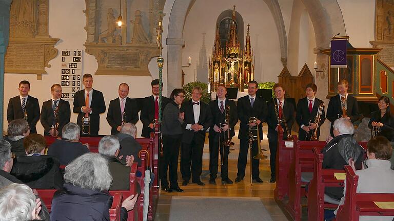 Weihnachtliche Konzerte haben in der St. Matthäus-Kirche in Markt Einersheim Tradition und sorgen regelmäßig für ein voll besetztes Gotteshaus. Kirchenmusikdirektorin und Kantorin Marianne Schmidt (Mitte) hatte 2017 ein Bläserensemble zu Gast.