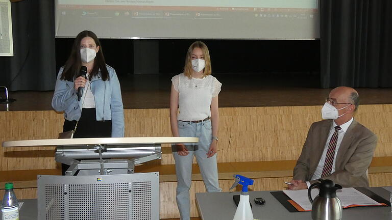 Landrat Wilhelm Schneider (rechts) und die Mitglieder des Zweckverbandes Schulzentrum hörten interessiert den Ausführungen der Schülerinnen (von links) Lena Kram und Antonia Liehr zu. Das P-Seminars &quot;Fair-Verbund - Gemeinsam für mehr Nachhaltigkeit&quot; am Regiomontanus-Gymnasium Haßfurt möchte mit der Aufstellung von Mülltrennbehältern im Schulhaus einen Beitrag zum Umweltschutz leisten.