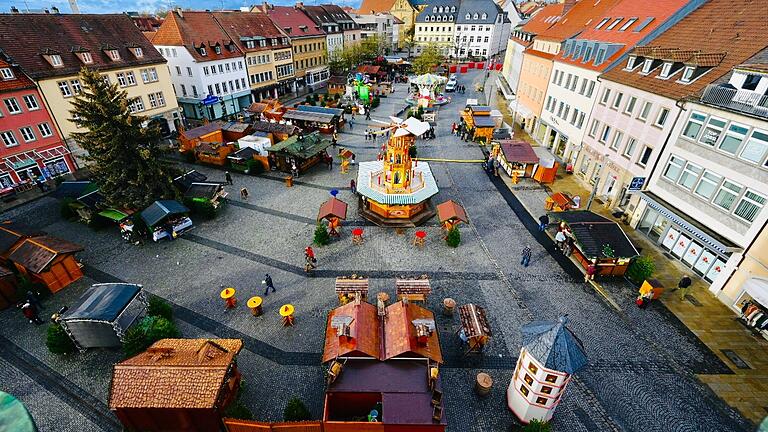 Der Schweinfurter Weihnachtsmarkt war gerade mal zwei Stunden alt, als am Donnerstag schon erste Bummelanten über den Marktplatz schlenderten. Im hinteren Bereich, Richtung Brauhaus, waren die Tische der Glühweinstände schon ganz gut gefüllt.