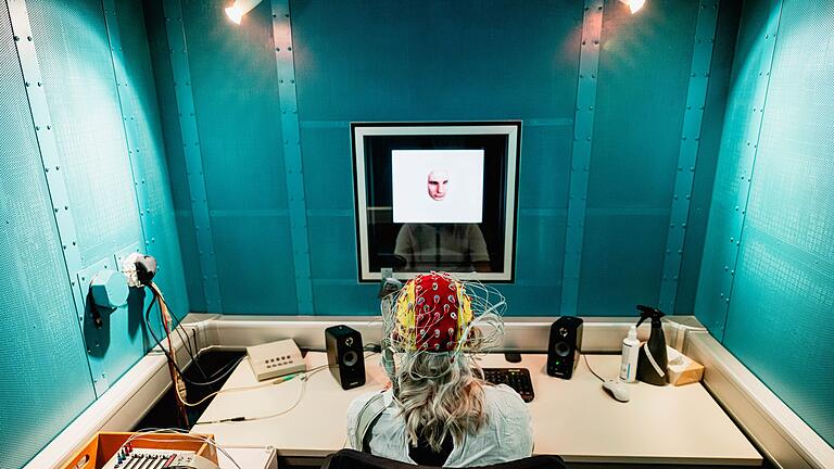 100 Jahre EEG - Gedankenlesen mit einem EEG ist laut Experten bislang nur begrenzt möglich. 100 Jahre EEG - Gedankenlesen mit einem EEG ist laut Experten bislang nur begrenzt möglich.