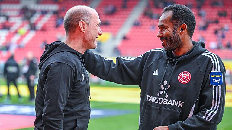 Jahn Regensburg - Fortuna Düsseldorf       -  Joe Enochs (l) darf sich über Lob von Daniel Thioune (r) freuen.