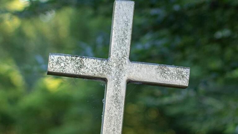 Wenn ein Priester wegen sexuellen Missbrauchs verurteilt wird, ist für viele Menschen eindeutig klar: Er ist der Böse. In einem Fall im Bistum Würzburg ist die Situation nicht eindeutig Schwarz und Weiß.  Foto: Getty Images       -  Wenn ein Priester wegen sexuellen Missbrauchs verurteilt wird, ist für viele Menschen eindeutig klar: Er ist der Böse. In einem Fall im Bistum Würzburg ist die Situation nicht eindeutig Schwarz und Weiß.  Foto: Getty Images