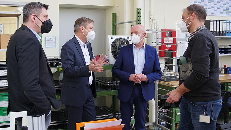 Landrat Thomas Habermann (Zweiter von rechts) und Jörg Geier (links) von der Stabstelle Kreisentwicklung informieren sich bei PrehKeyTec- Geschäftsführer Erik Miersch (Zweiter von links) und Fertigungsleiter Walter Weigand (rechts) über aktuelle Herausforderungen in der Corona-Pandemie. Landrat Thomas Habermann (Zweiter von rechts) und Jörg Geier (links) von der Stabstelle Kreisentwicklung informieren sich bei PrehKeyTec- Geschäftsführer Erik Miersch (Zweiter von links) und Fertigungsleiter Walter Weigand (rechts) über aktuelle Herausforderungen in der Corona-Pandemie.