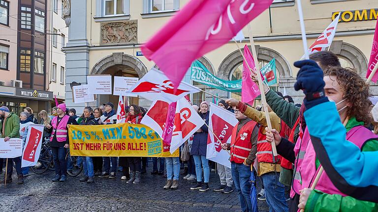 Mitarbeiterinnen und Mitarbeiter der Universität demonstrierten in Würzburg unter anderem für einen Inflationsausgleich und eine tarifvertraglich geregelte Vergütung für studentische Hilfskräfte.&nbsp;&nbsp;