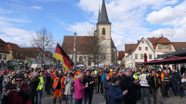 Etwa 400 Menschen nehmen in Haßfurt an einer Demonstration der Bauern und des Mittelstands teil