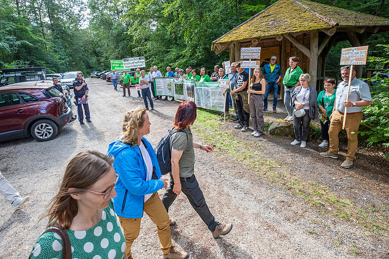 Zu Beginn ging Steffi Lemke an den Nationalpark-Gegner vorbei, die anlässlich ihres Besuches in Ebrach demonstriert hatten. Später nahm sie sich kurz Zeit für Gespräche.