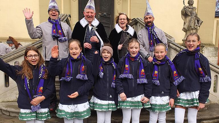 Über das neue Prinzenpaar Roland I. und Irene I. der FGG Gaukönigshofen freuen sich mit den kleinen Gardemädchen auch (links) Sitzungpräsident Armin Düchs und Gildenpräsident Rainer Dürr.