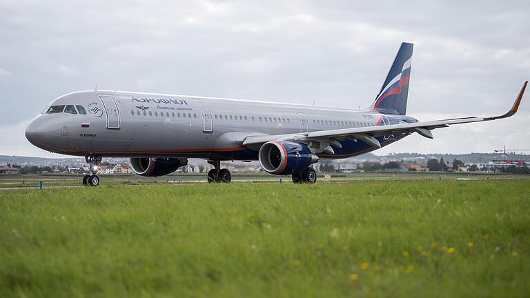 Russisches Flugzeug stand zwei Jahre in München       -  Ein Flugzeug der russischen Fluggesellschaft Aeroflot musste mehr als zwei Jahre auf dem Münchner Flughafen ausharren - was reichlich Parkgebühren kostete. Dieses Bild zeigt eine Maschine der Airline auf dem Flughafen Stuttgart. (Archivbild)