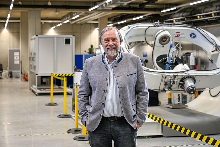 Am Zentrum für Telematik (ZfT) in Würzburg ist die Entwicklung der Satellitentechnik weit gediehen. Vorstand Klaus Schilling plant, die Produktion weiter hochzufahren.