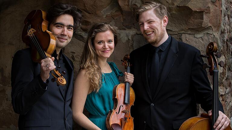 Das deutsch-französische Streichtrio 'Trio d’Iroise' mit Sophie Pantzier (Violine), François Lefèvre (Viola) und Caspar Wedell (Violoncello).