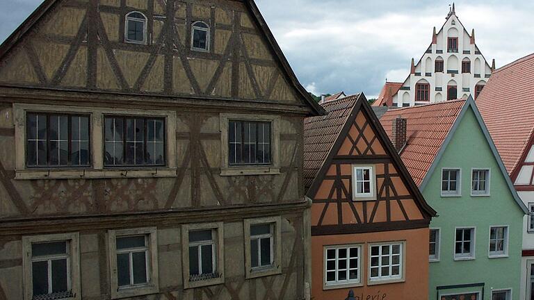 Blick von der Kirchenzinne auf das Götz-Haus, das den Marktplatz dominiert. Im Hintergrund ragt das Historische Rathaus hervor.