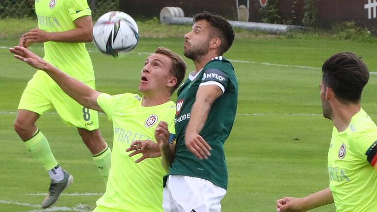 SV Wehen Wiesbaden - FC 05 Schweinfurt; Amar Cekic (FC 05, grün) im Kopfballduell gegen Wehens Emanuel Taffertshofer