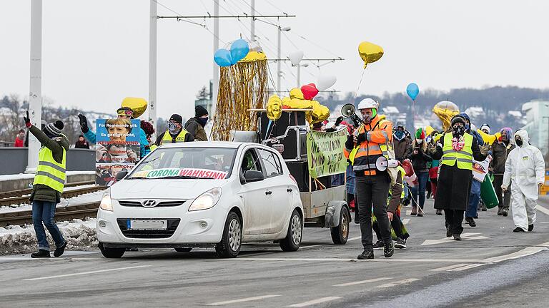 Entgegen der Auflagen, erinnerte die Faschingsdemo durch Würzburg bereits im vergangenen Jahr stark an einen Faschingszug.