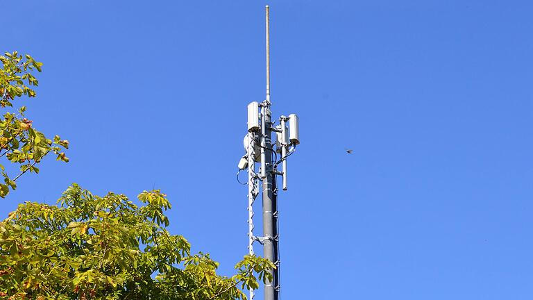 Auf der Freifläche des Gaststätten-Areals betreibt die Firma Vodafone einen Mobilfunkmast.