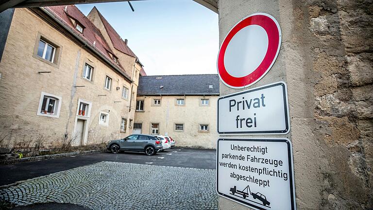 Müssen die Pläne für den Fronhof erstmal in der Schublade geparkt werden? Wer weiß, ob es zum Bürgerbegehren kommt gegen das Kulturprojekt in Bad Neustadt? Der Rhönkauz ist wie immer zu Kompromissen bereit.