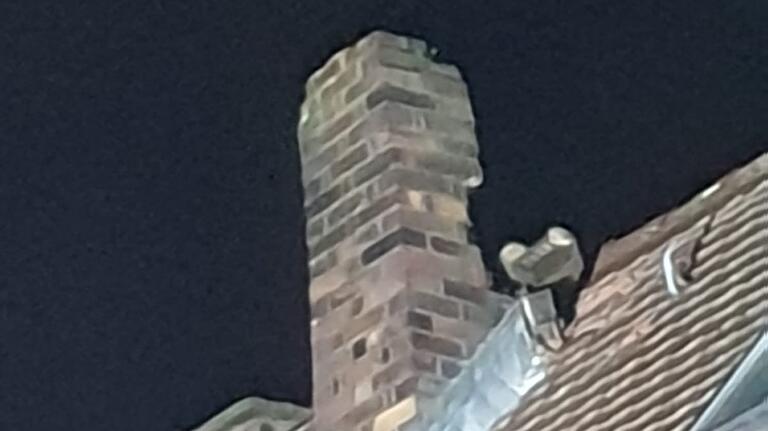 In Estenfeld wurde in der Nacht zum Sonntag dieser Kamin durch einen Blitzschlag gespalten. In Estenfeld wurde in der Nacht zum Sonntag dieser Kamin durch einen Blitzschlag gespalten.