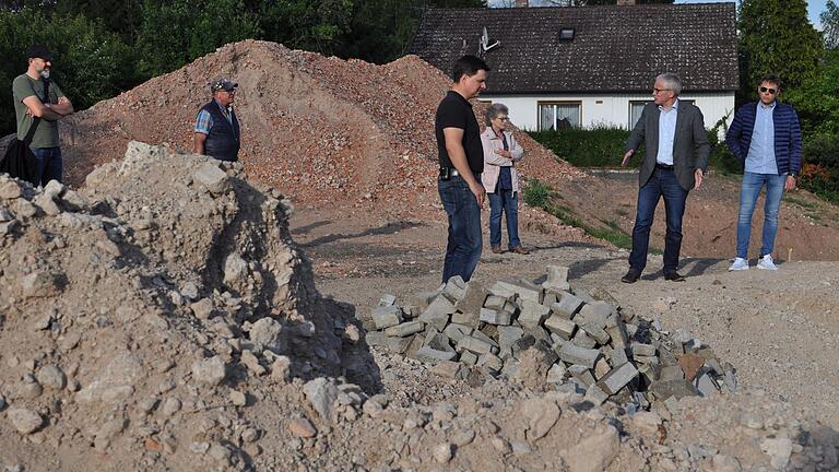 Der Gemeinderat von Ermershausen besichtigte mit Bürgermeister Günter Pfeiffer (Zweiter von rechts) besichtigt das Gelände der ehemaligen Schule in Ermershausen.