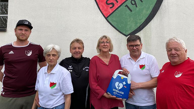 Auf dem Bild von links:     Peter Hertel (Trainer Fußball), Marianne Weppert (Gymnastikabteilung), Klaus Hess (Abteilungsleiter Fußball), Marion Burger (Instruktorin), Alois Brandl (1. Vorsitzender), Jürgen Heinl (3. Vorsitzender),  nur ein Teil der anwesenden Trainer, Trainerinnen, Betreuer, Betreuerinnen und Vorstandsmitglieder.