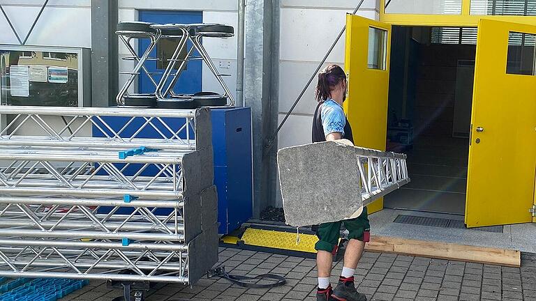 Kräftig zu packen hieß es am Dienstagnachmittag beim Aufbau für die 'Jetzt red i'-Live-Sendung des Bayerischen Rundfunks in Kleineibstadt. Kräftig zu packen hieß es am Dienstagnachmittag beim Aufbau für die 'Jetzt red i'-Live-Sendung des Bayerischen Rundfunks in Kleineibstadt.