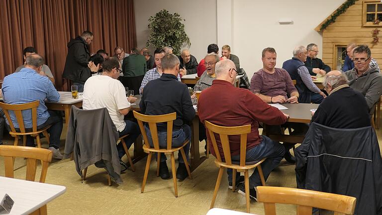 Jeweils vier Personen an einem Tisch spielen eine Runde mit 30 Spielen. Danach werden die Partnerinnen und Partner neu ausgelost. Jeweils vier Personen an einem Tisch spielen eine Runde mit 30 Spielen. Danach werden die Partnerinnen und Partner neu ausgelost.